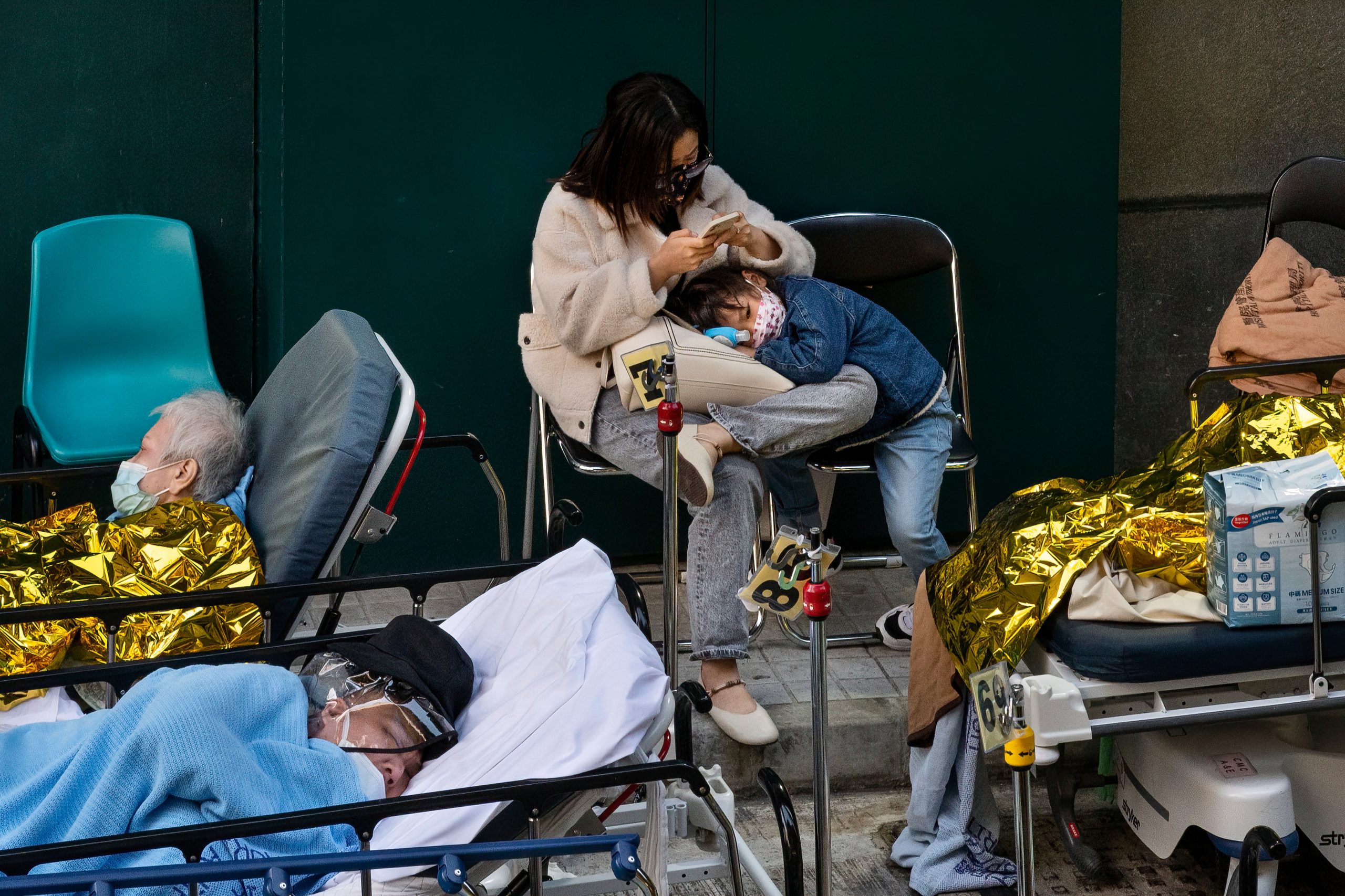 医护工作17小时医院爆满  港医疗体系濒临崩溃 