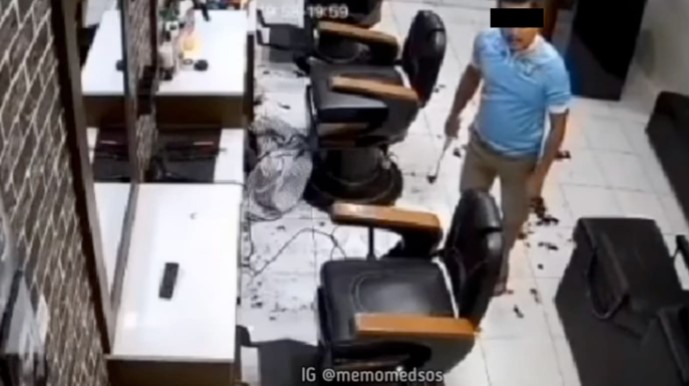 印尼男不满意新发型 持镰刀找理发师算账