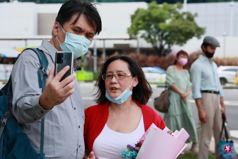 反疫苗组织创办人获保释后 丈夫庭外帮她做直播