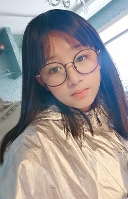 吴启华13岁女儿靓丽  网激赞︰有初恋感觉