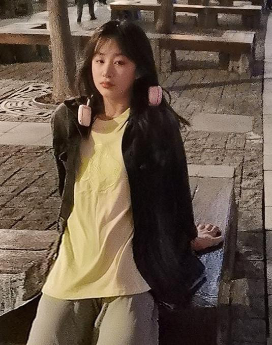 吴启华13岁女儿靓丽  网激赞︰有初恋感觉