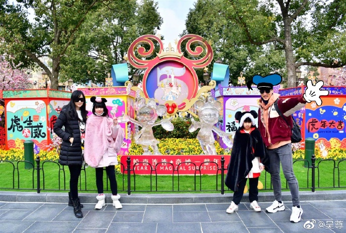 吴尊刘畊宏两家同游迪士尼 爆子女不想回汶莱