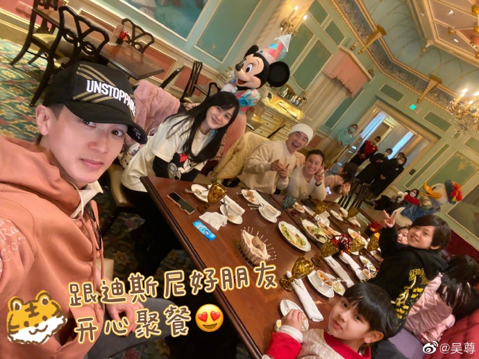 吴尊刘畊宏两家同游迪士尼 爆子女不想回汶莱