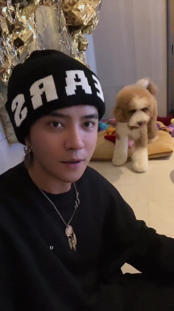 和爱犬自拍遭酸 罗志祥向网民“开年”