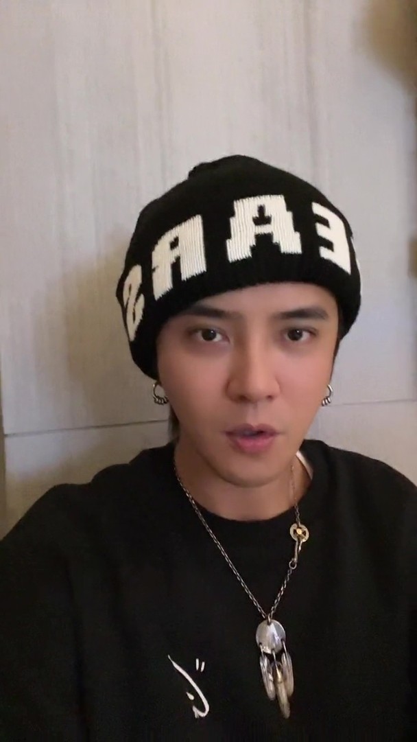 和爱犬自拍遭酸 罗志祥向网民“开年”