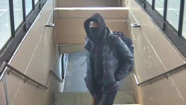 图与文／ 18岁儿持气枪火车站抢劫 母见闭路电视画面亲送警局