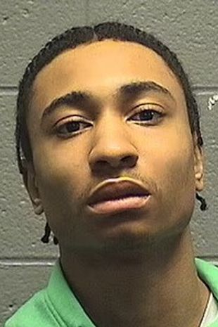 图与文／ 18岁儿持气枪火车站抢劫 母见闭路电视画面亲送警局