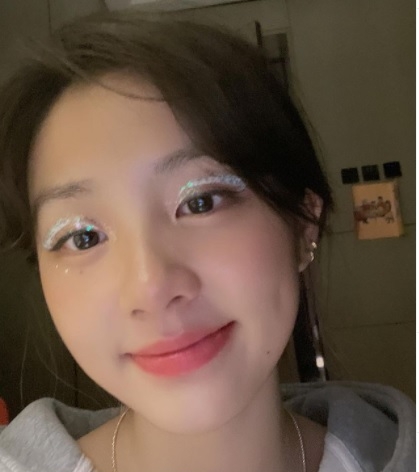 多多16岁生日晒照 网酸打扮老气