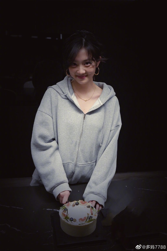 多多16岁生日晒照 网酸打扮老气