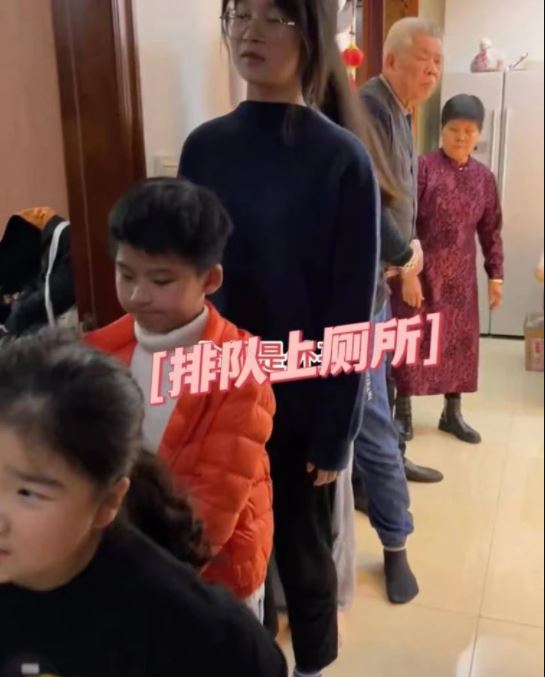 多子多孙多福气? 10外孙齐聚一堂 阿公发红包发到眼神死