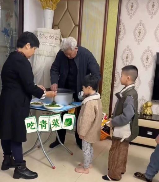 多子多孙多福气? 10外孙齐聚一堂 阿公发红包发到眼神死