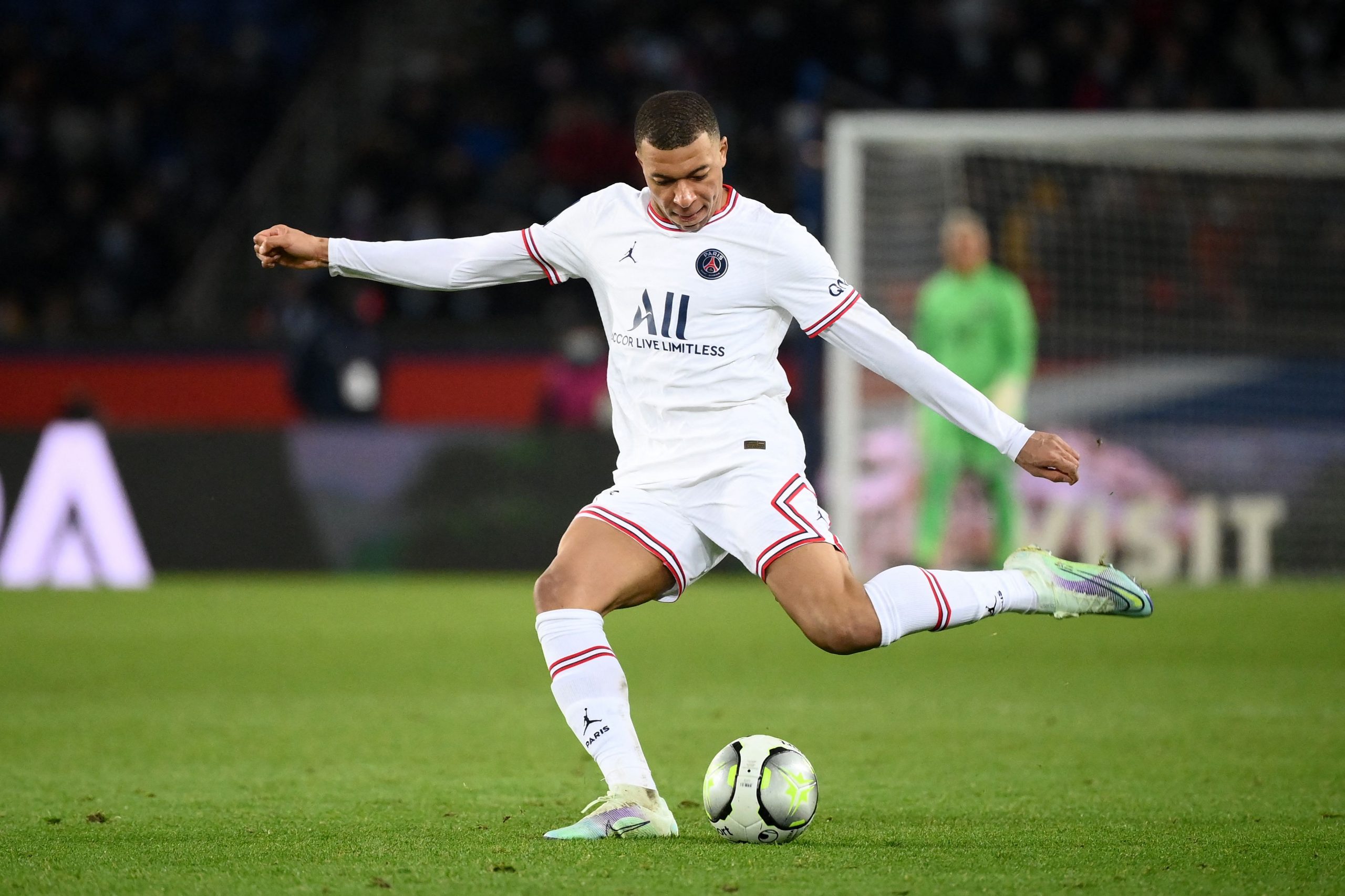 大巴黎(皇马)欧冠重磅大战 梅西冲击66年壮举