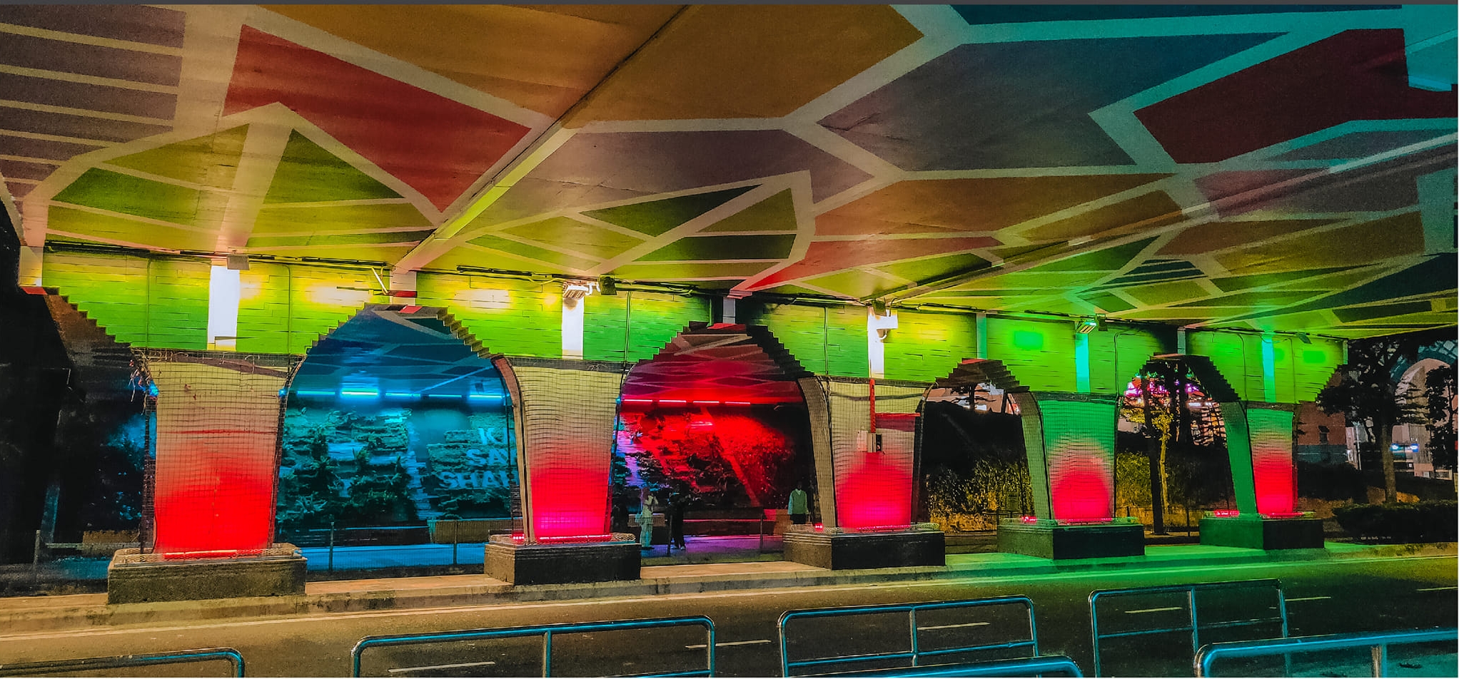 大都会/封面/沙亚南行车天桥底部披上壁画新装