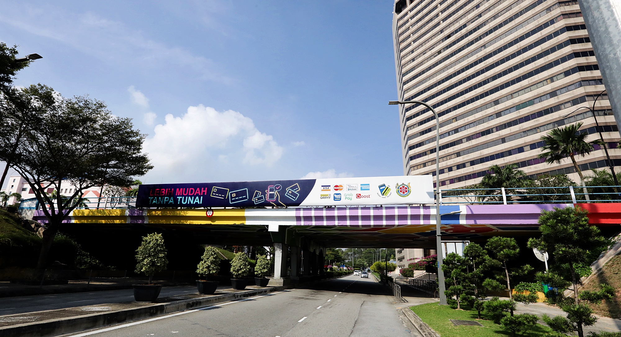 大都会/封面/沙亚南行车天桥底部披上壁画新装