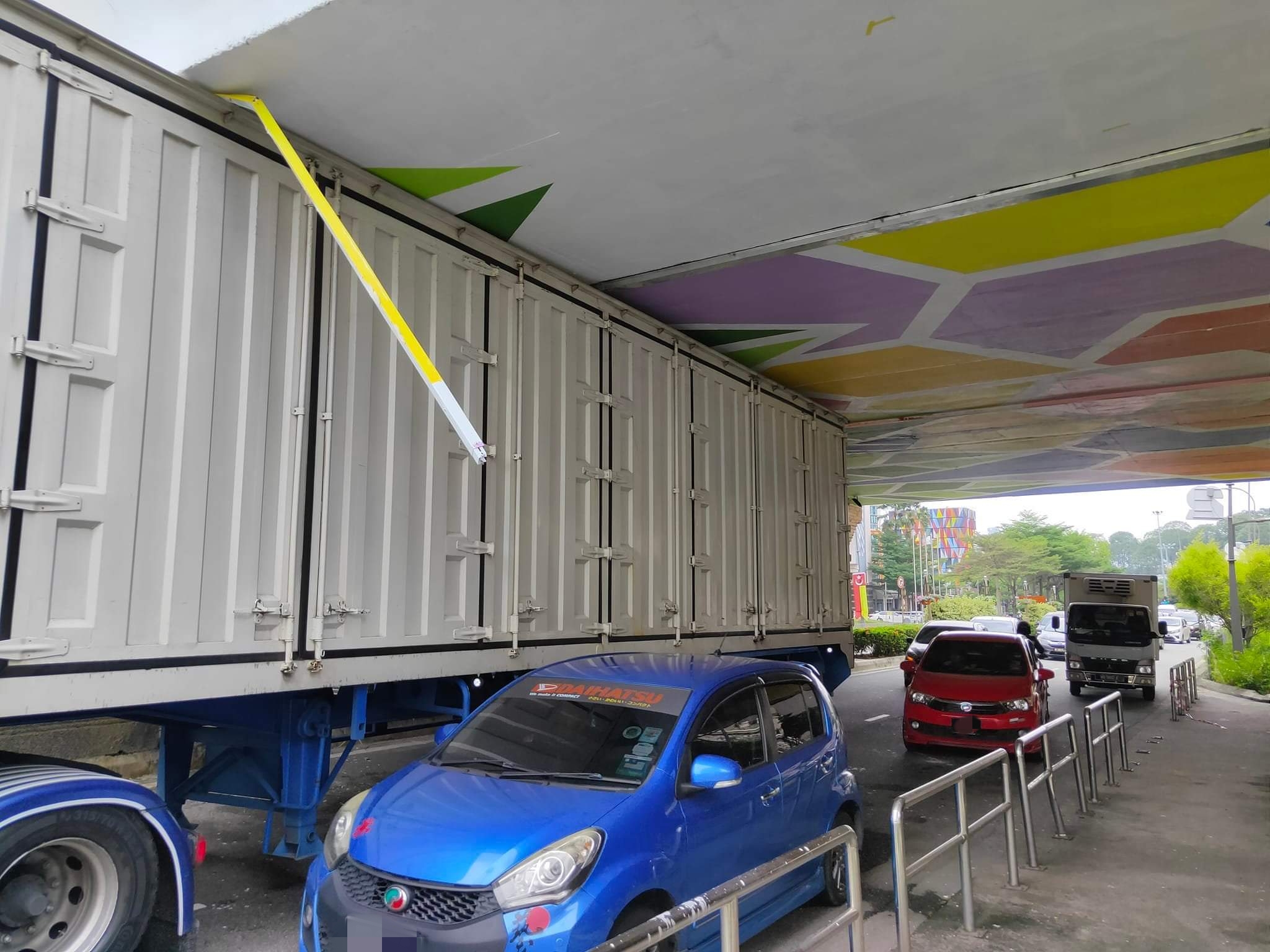 大都会/封面/沙亚南行车天桥底部披上壁画新装