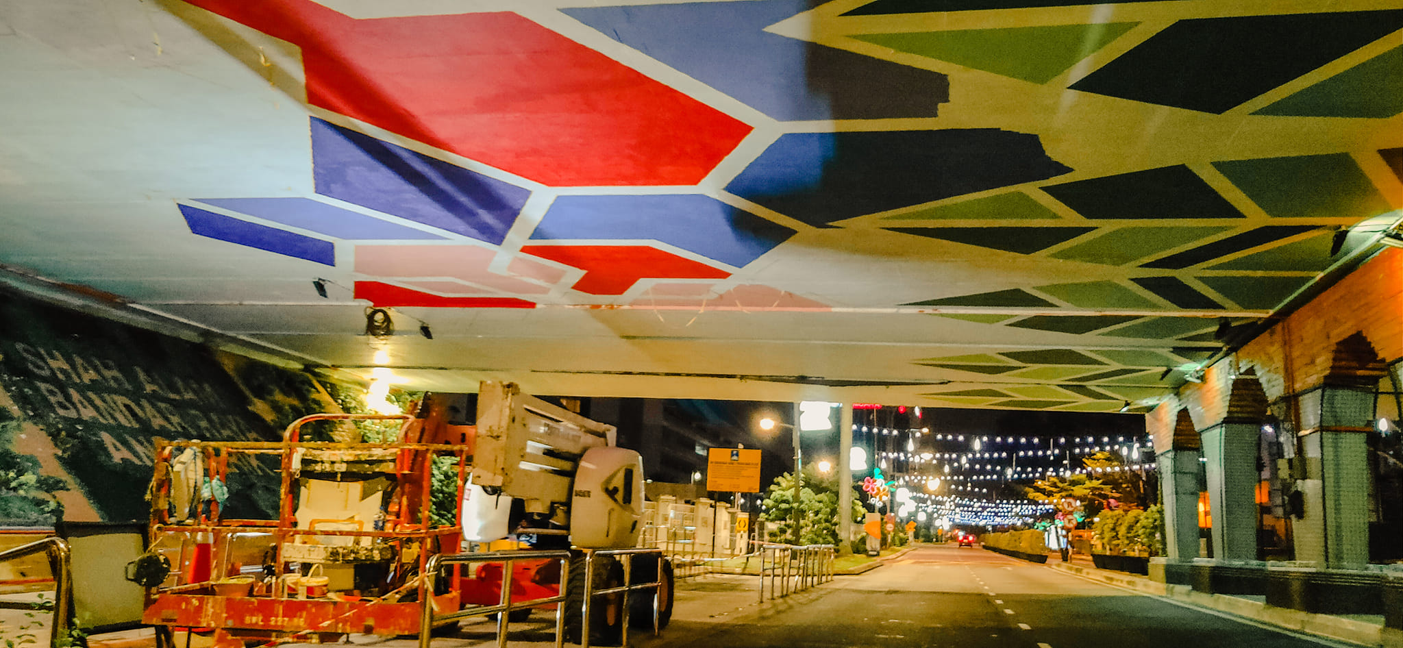 大都会/封面/沙亚南行车天桥底部披上壁画新装