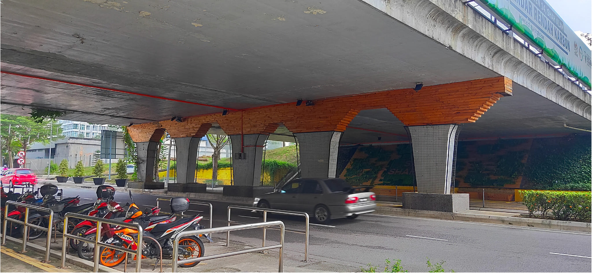 大都会/封面/沙亚南行车天桥底部披上壁画新装