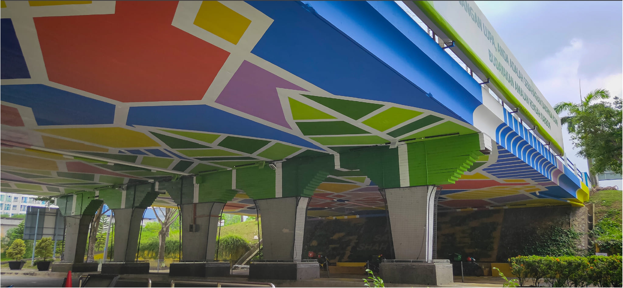 大都会/封面/沙亚南行车天桥底部披上壁画新装