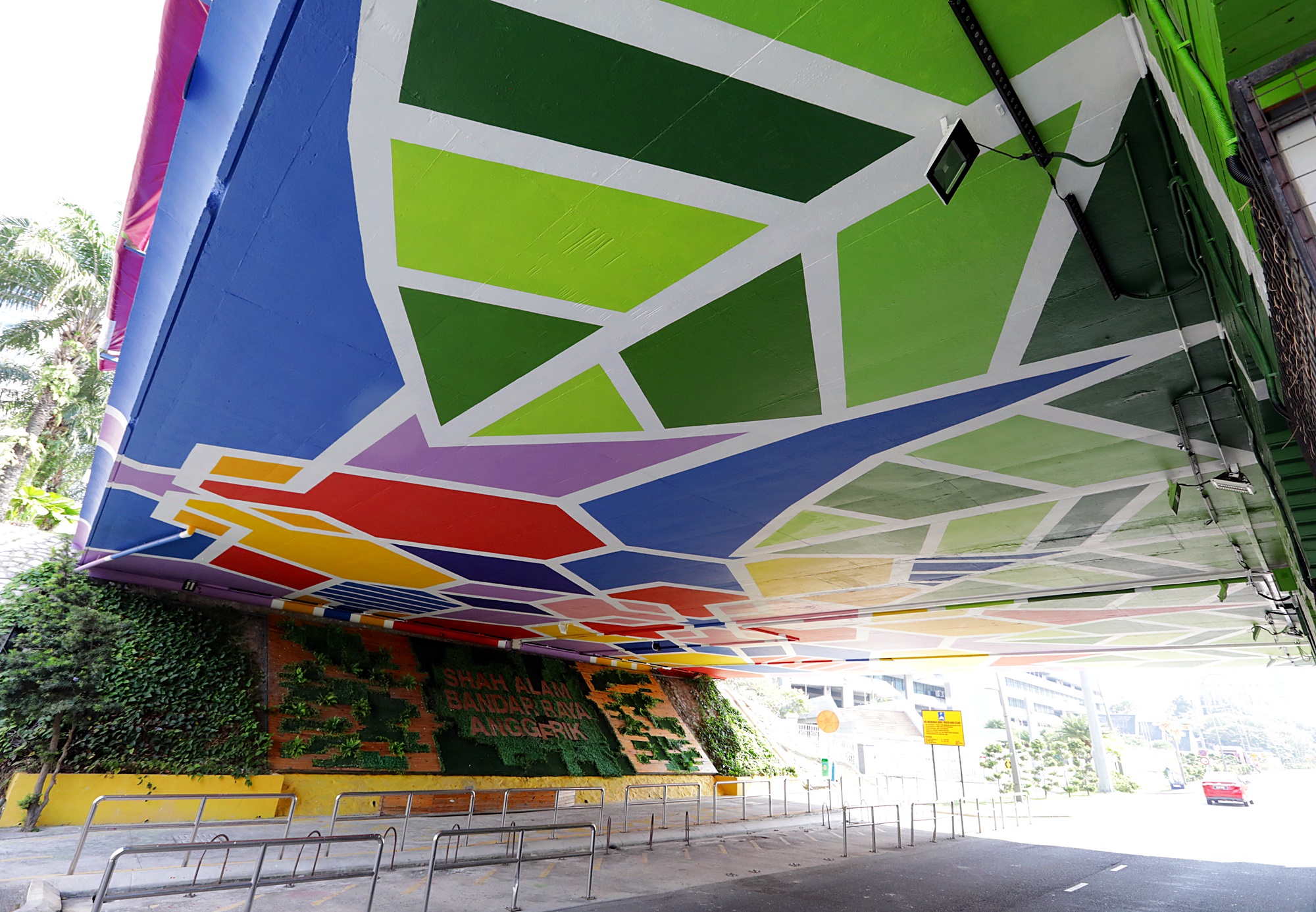 大都会/封面/沙亚南行车天桥底部披上壁画新装