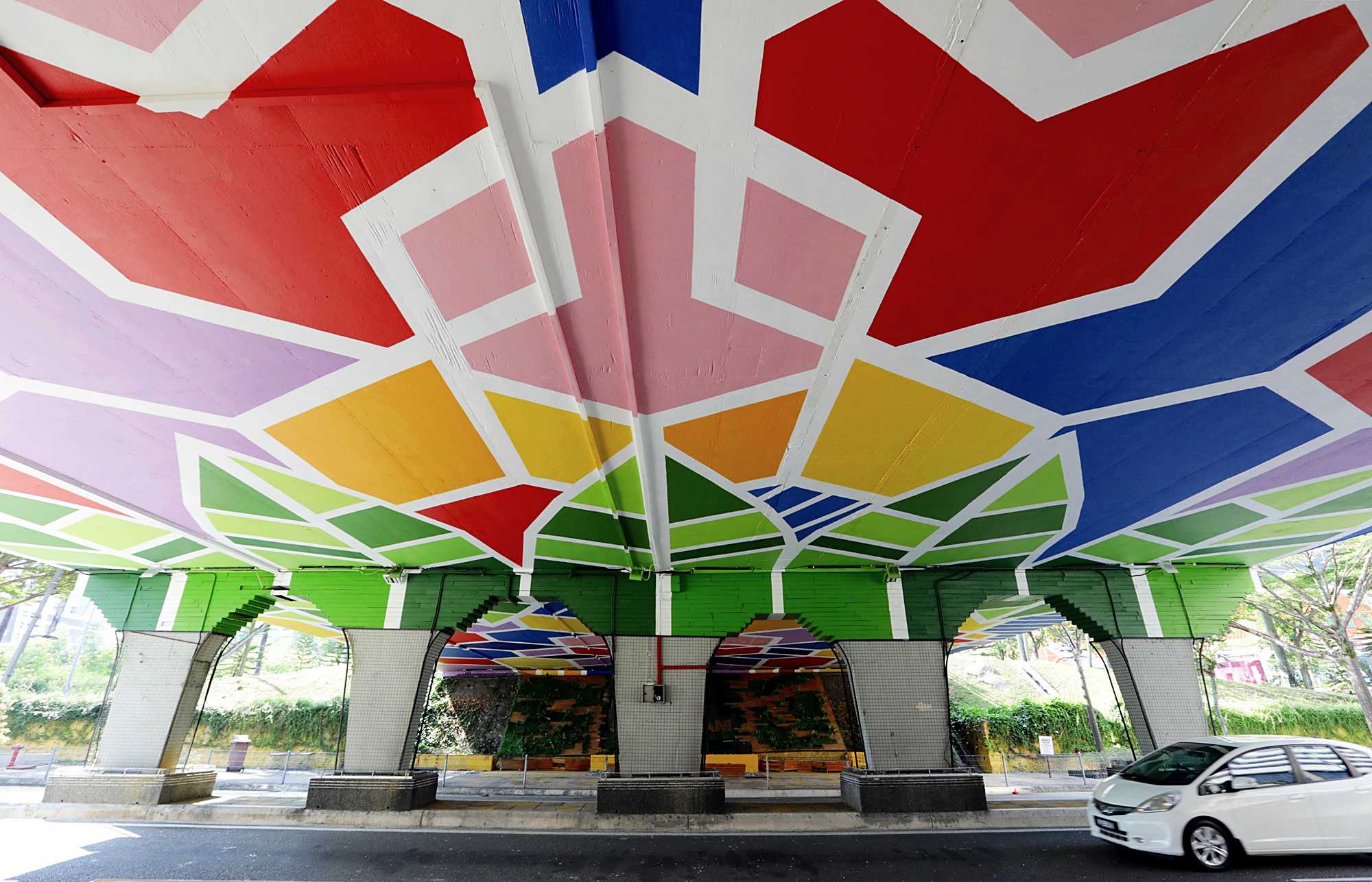 大都会/封面/沙亚南行车天桥底部披上壁画新装