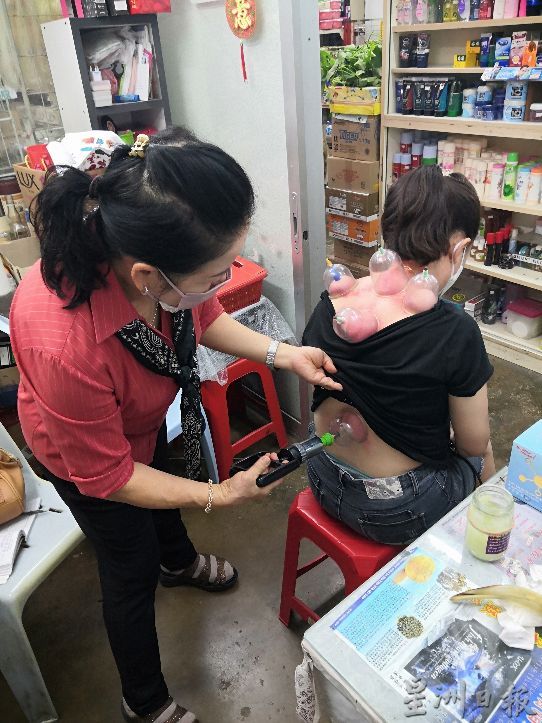 大霹雳时事焦点/天气炎热 清热凉茶凉水中药销量增