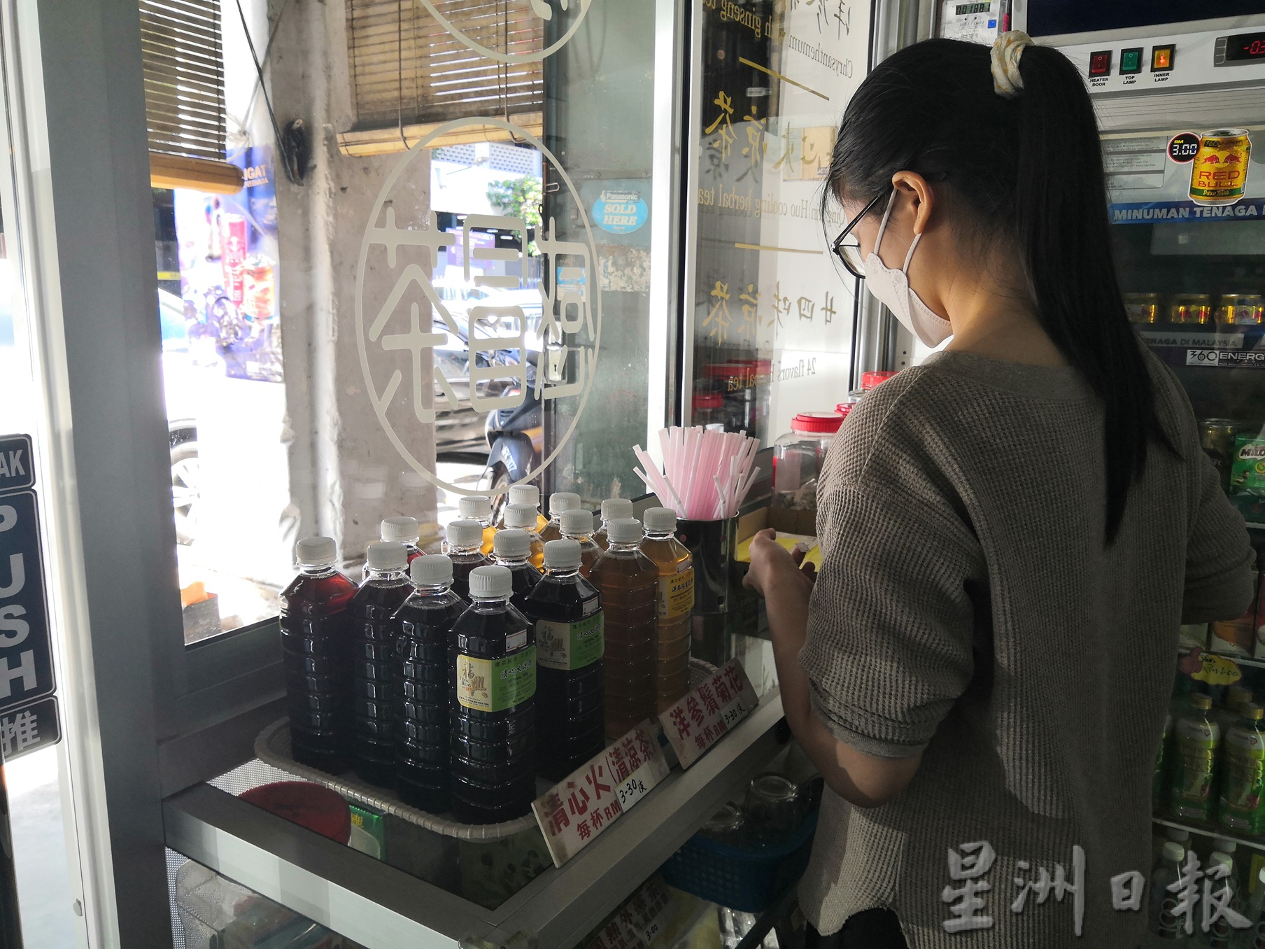 大霹雳时事焦点/天气炎热 清热凉茶凉水中药销量增