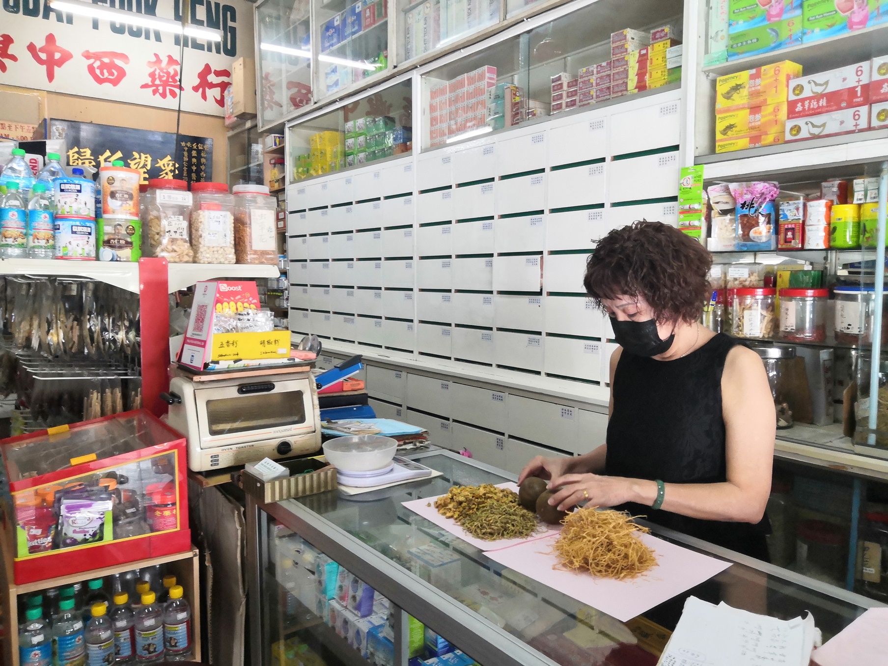 大霹雳时事焦点/天气炎热 清热凉茶凉水中药销量增