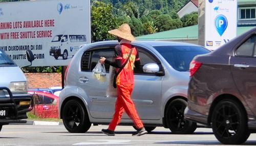 大霹雳时事焦点/补照片/霹陆交局:将取缔小贩 交通灯前和路上兜售违法