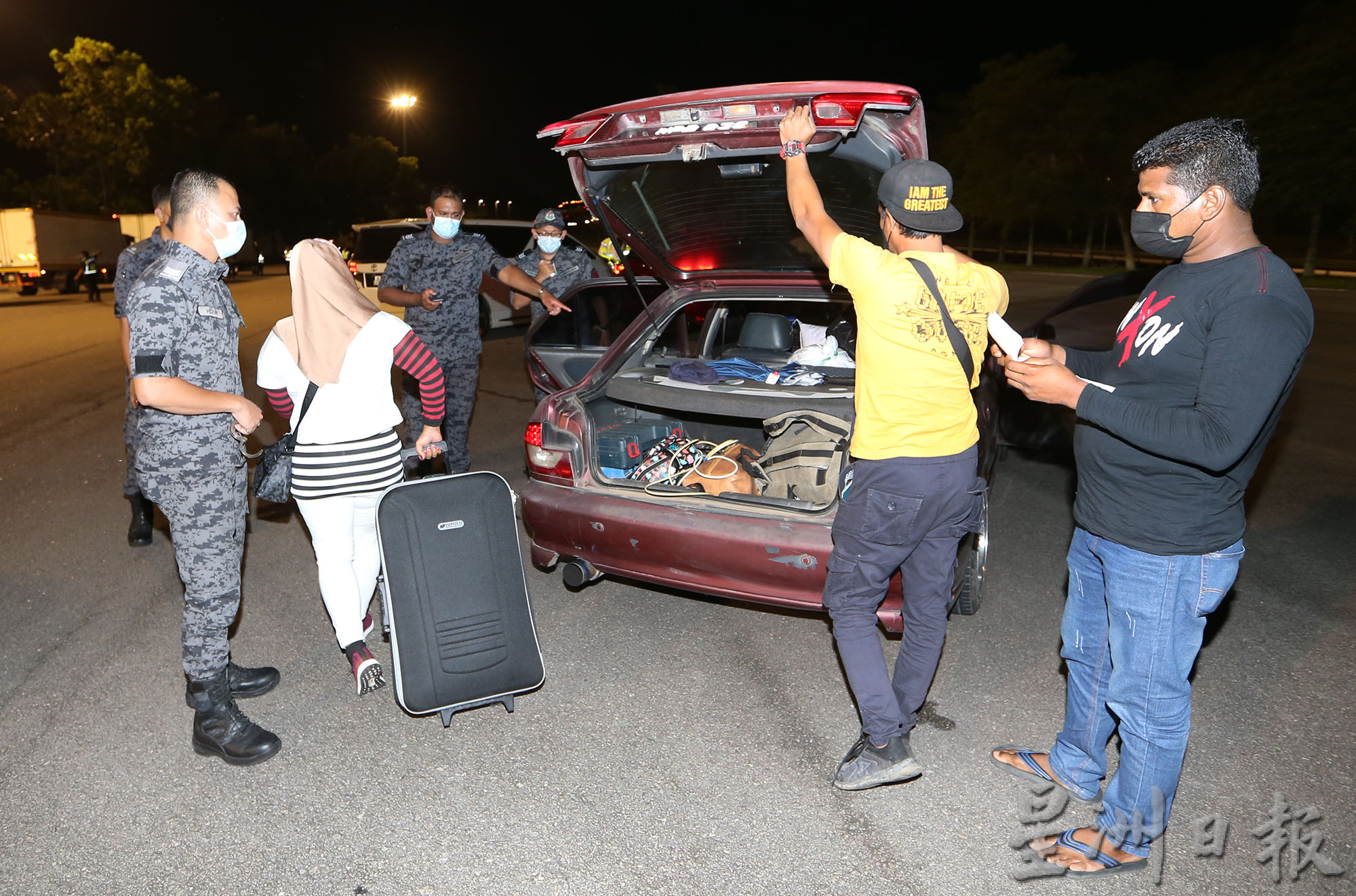 大霹雳时事焦点/霹陆交局:将取缔小贩 交通灯前和路上兜售违法