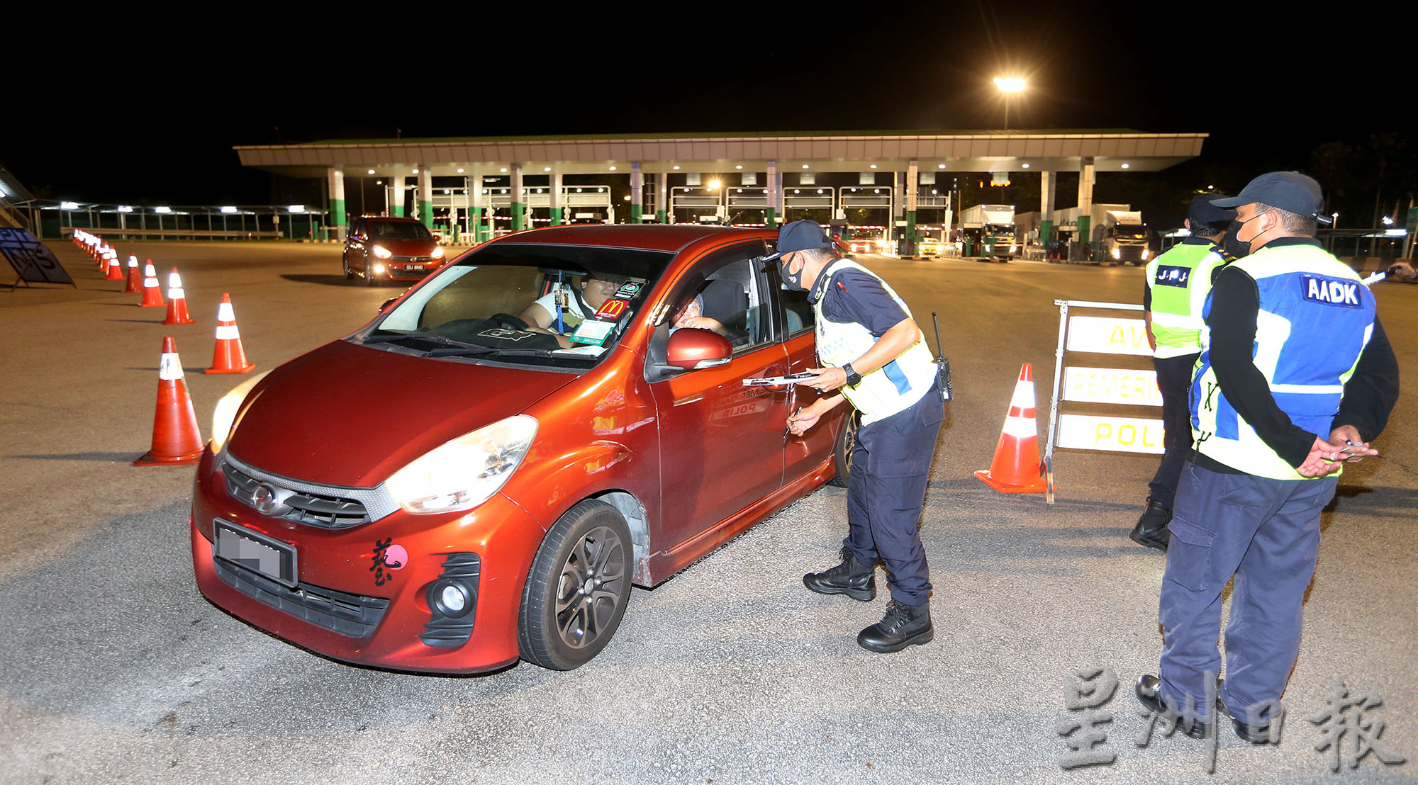 大霹雳时事焦点/霹陆交局:将取缔小贩 交通灯前和路上兜售违法