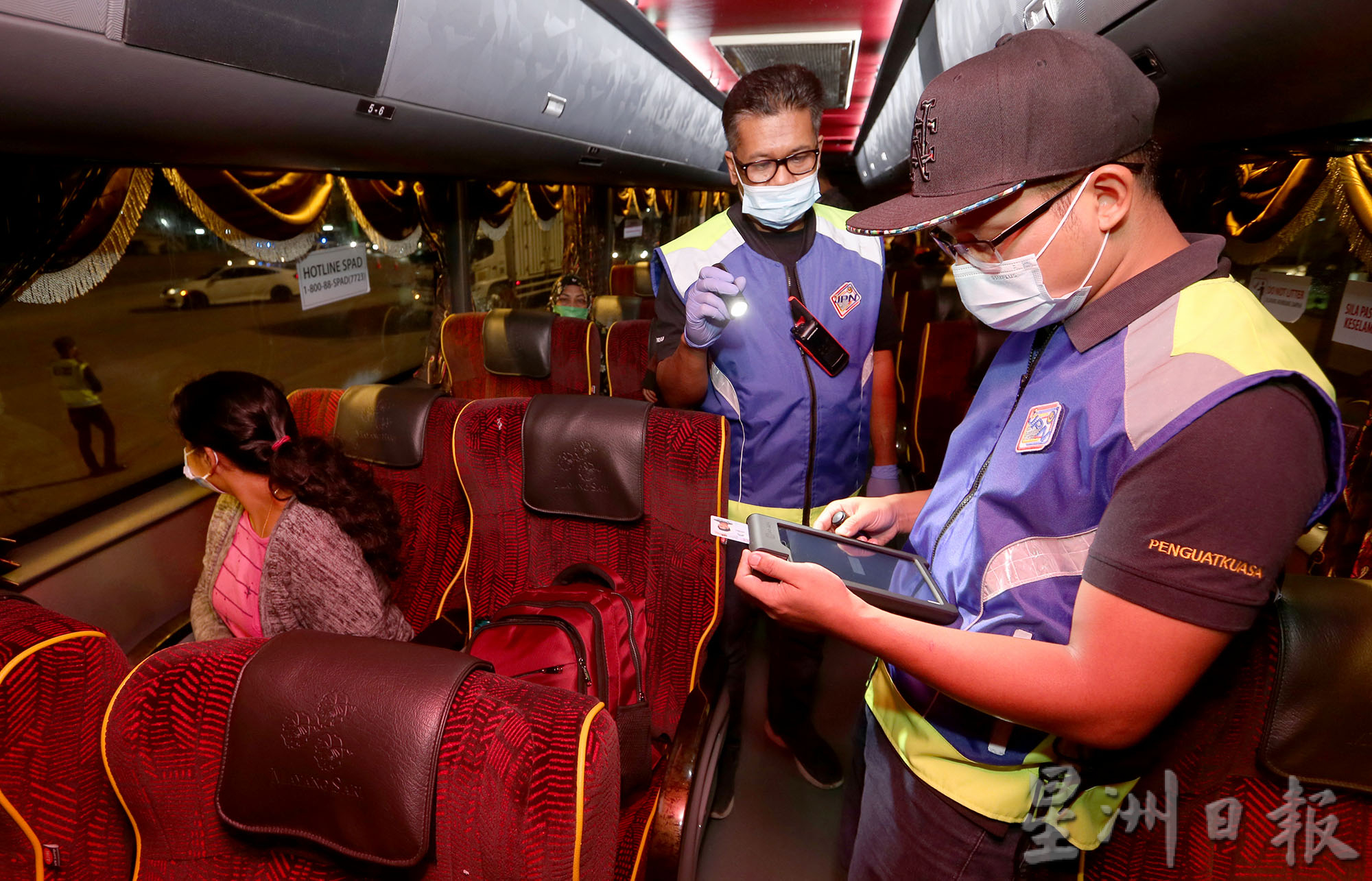 大霹雳时事焦点/霹陆交局:将取缔小贩 交通灯前和路上兜售违法