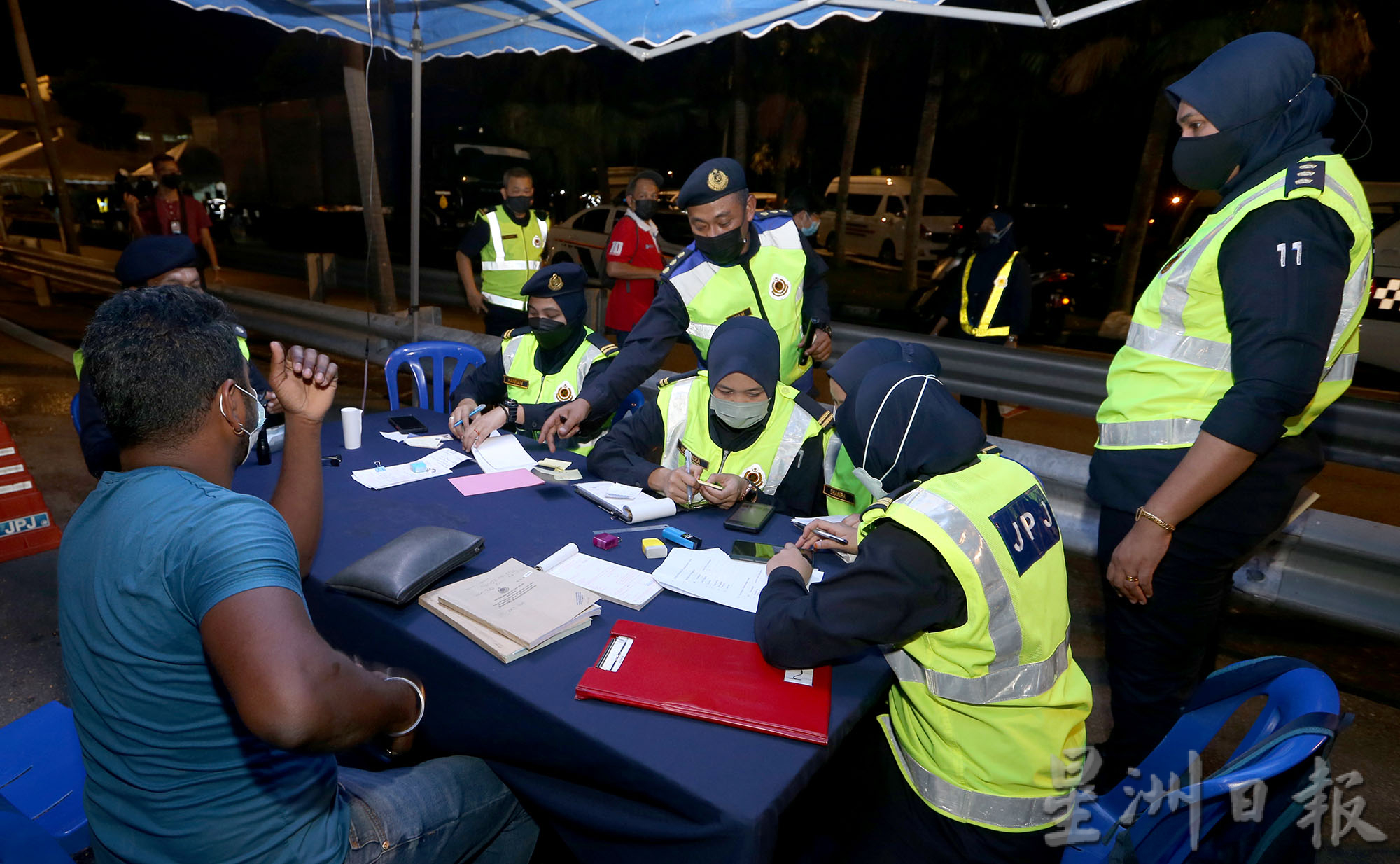 大霹雳时事焦点/霹陆交局:将取缔小贩 交通灯前和路上兜售违法