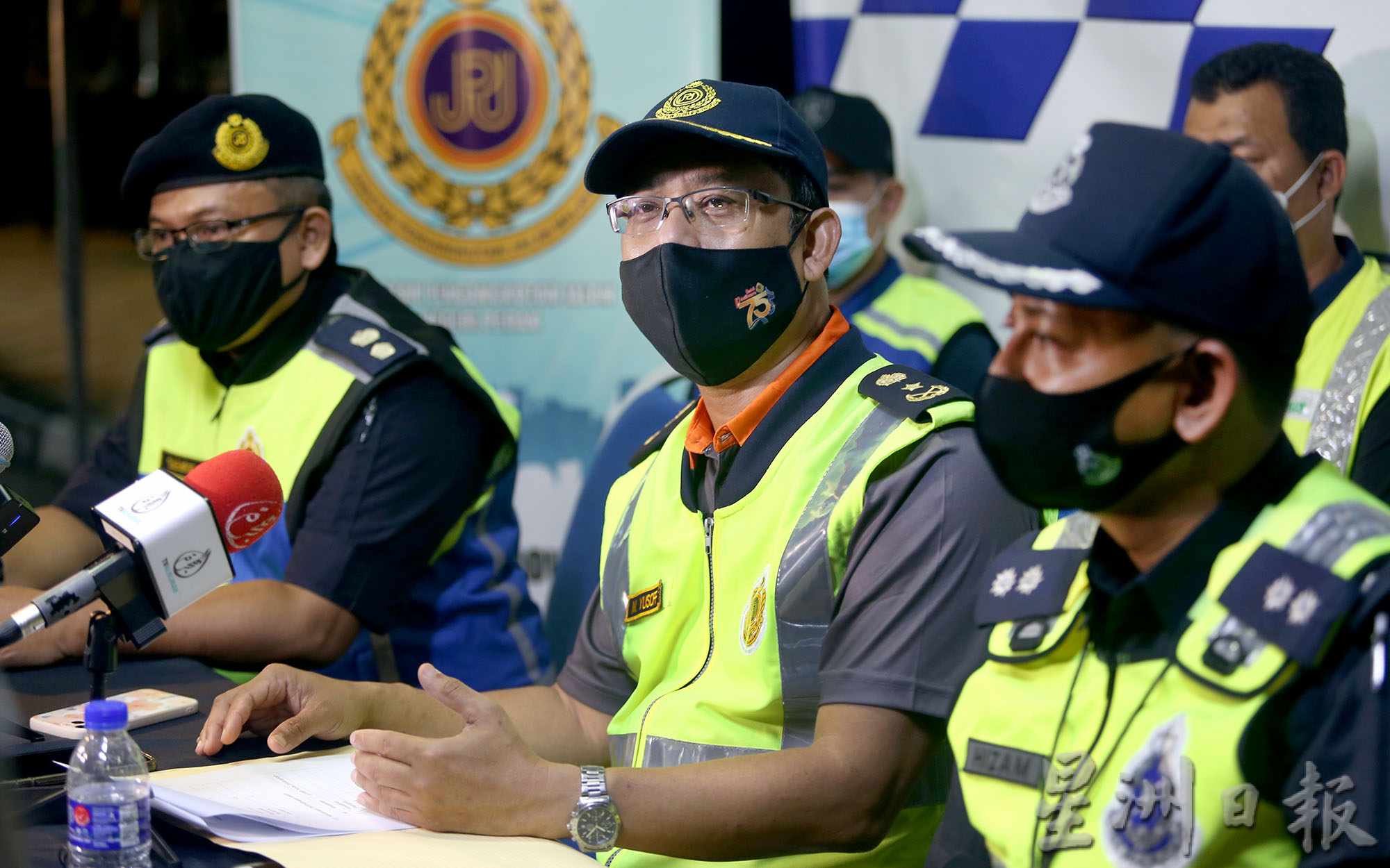 大霹雳时事焦点/霹陆交局:将取缔小贩 交通灯前和路上兜售违法