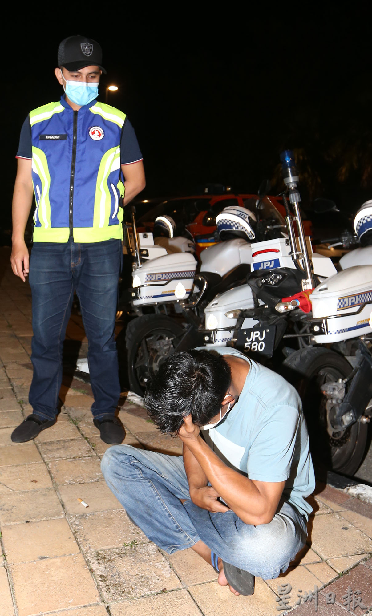 大霹雳时事焦点/霹陆交局:将取缔小贩 交通灯前和路上兜售违法