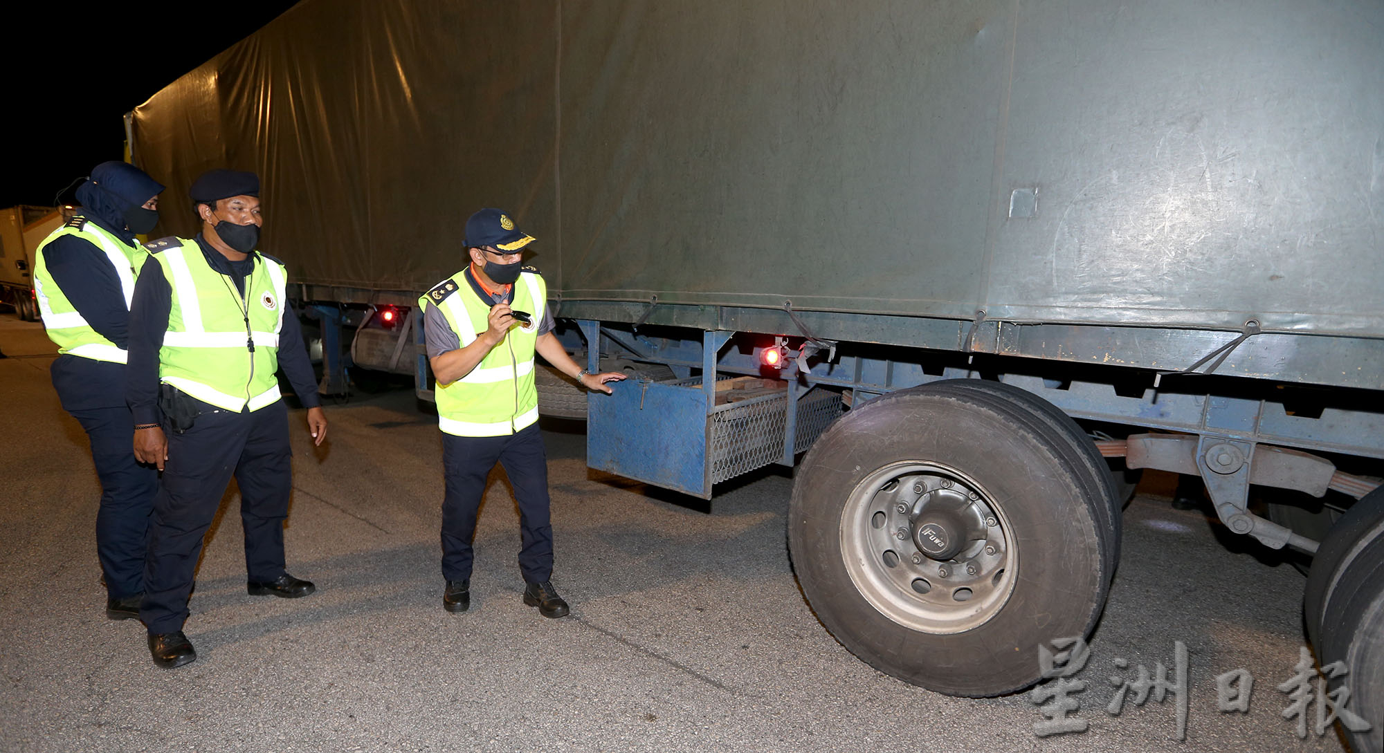 大霹雳时事焦点/霹陆交局:将取缔小贩 交通灯前和路上兜售违法