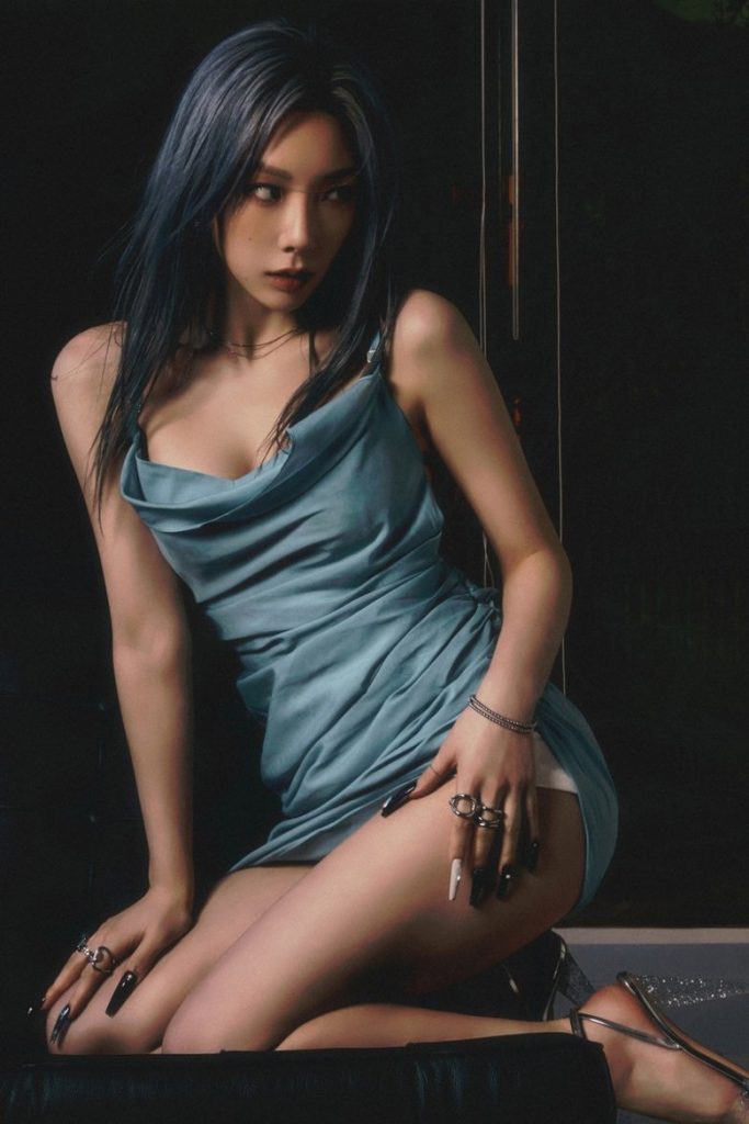 太妍晒胸腿姿势火辣撩人 粉丝:小心着凉!