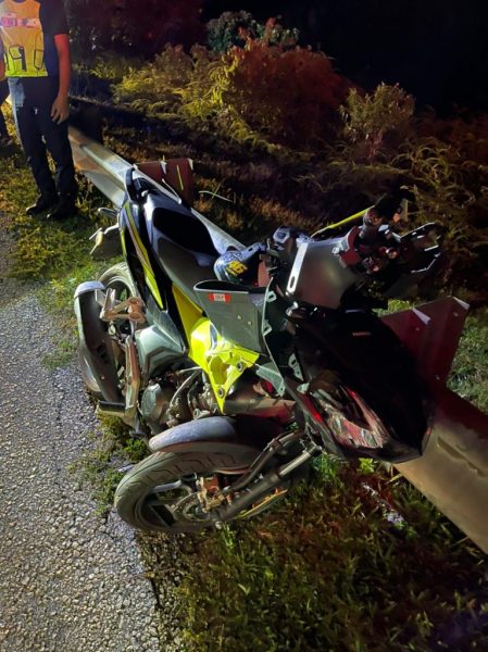 失控撞向分堤 摩托骑士身亡