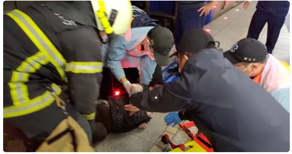 失足跌落台铁月台 高雄妇机警躲车沟死里逃生