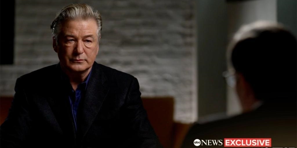 女摄影师片场被杀艾历宝云撇责任　死者丈夫怒骂荒谬	