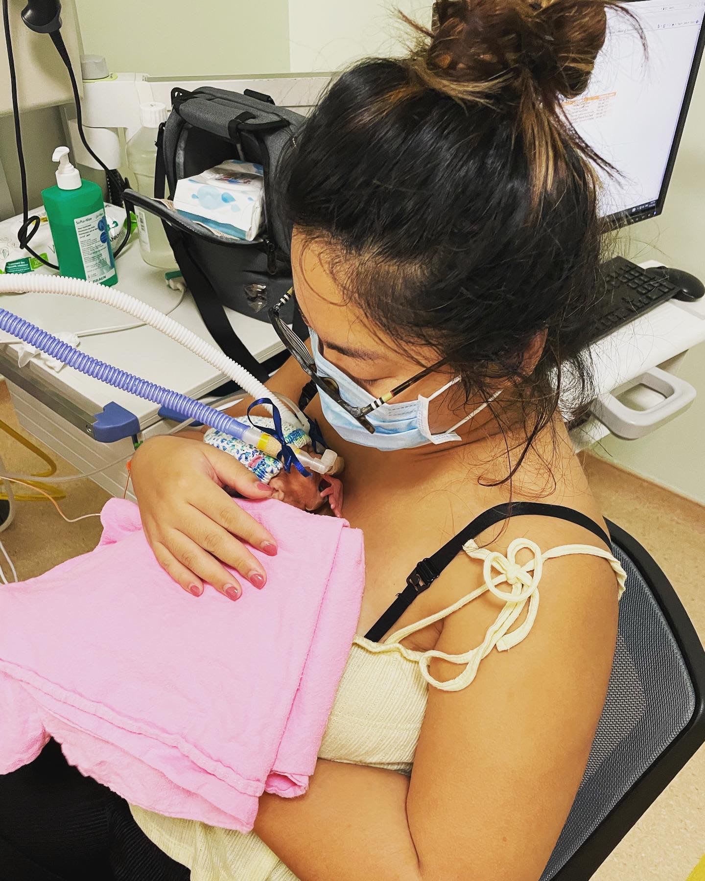 宝宝仅一公斤皮肤几乎透明 外籍孕妇狮城早产网上求助