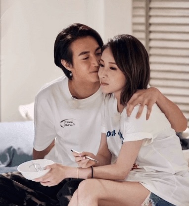 寒风中独自遛狗  萧亚轩自侃狗奴 