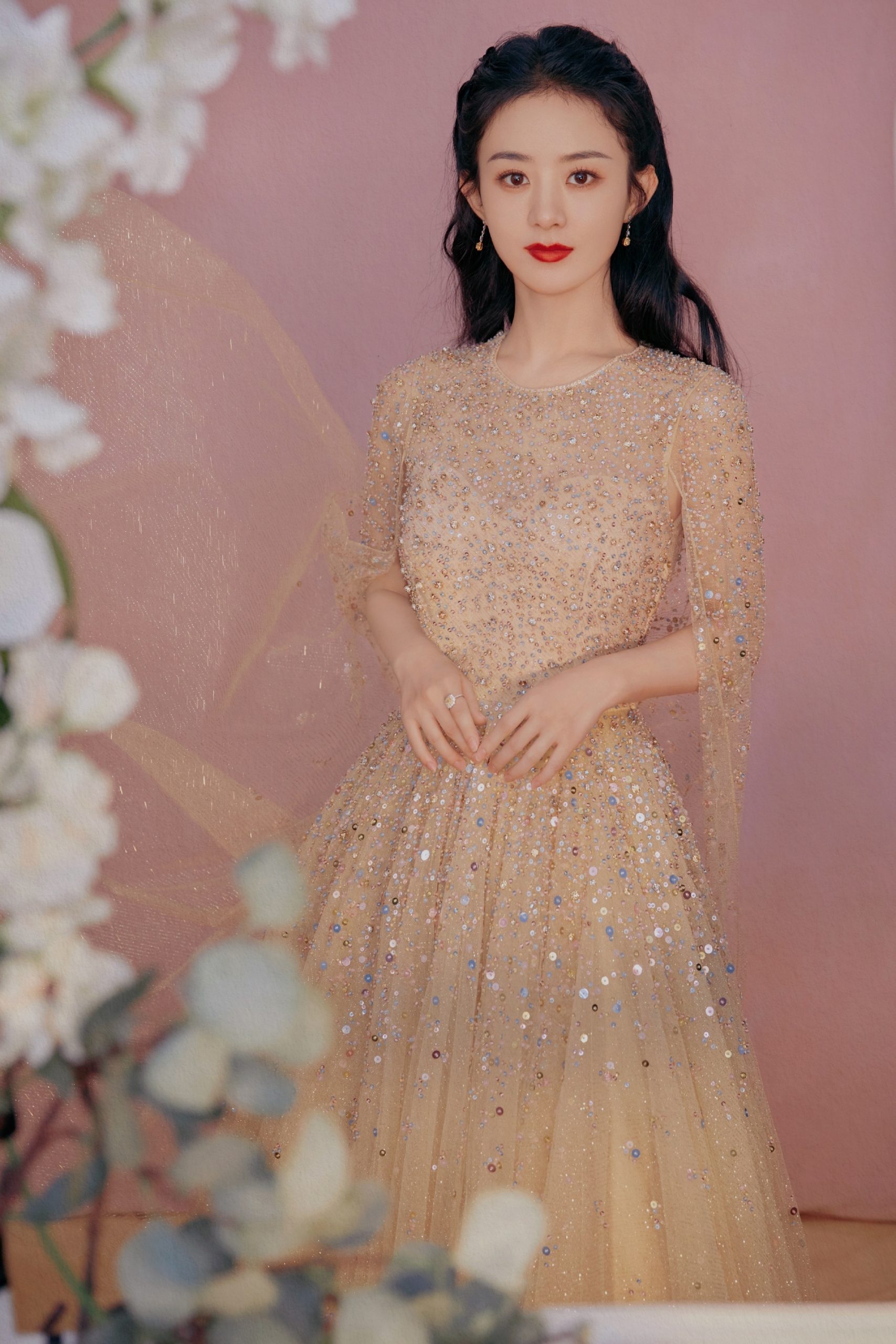 工作人员嚣张查路人手机　赵丽颖拍戏耍大牌？