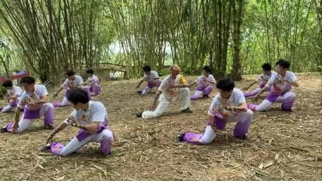**已签发(请置头条)**柔:封底内页头条:【特稿】:狂人武团呈献,“虎神”来拜年