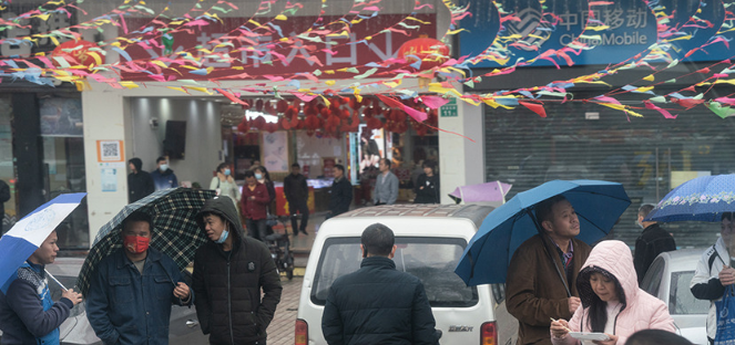 广州节后复工潮 日薪散工街头冒雨求职