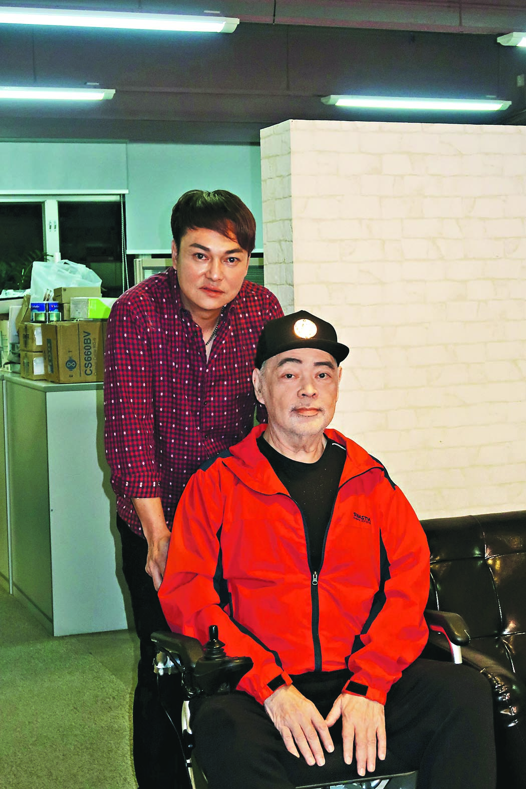 张伟文靠氧气机帮呼吸 经纪人认：情况不乐观	