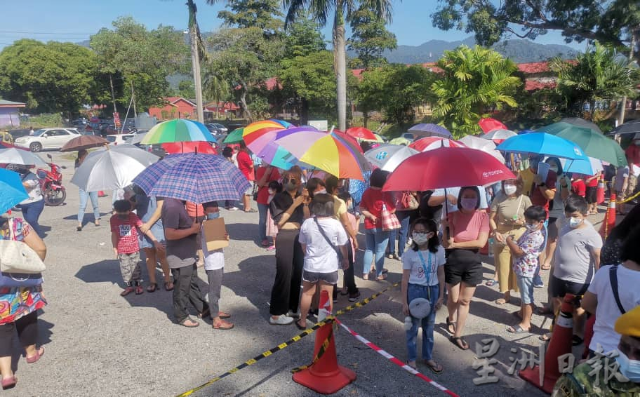 怡最大儿童接种中心人潮汹涌 家长带孩子摸黑排队等打针