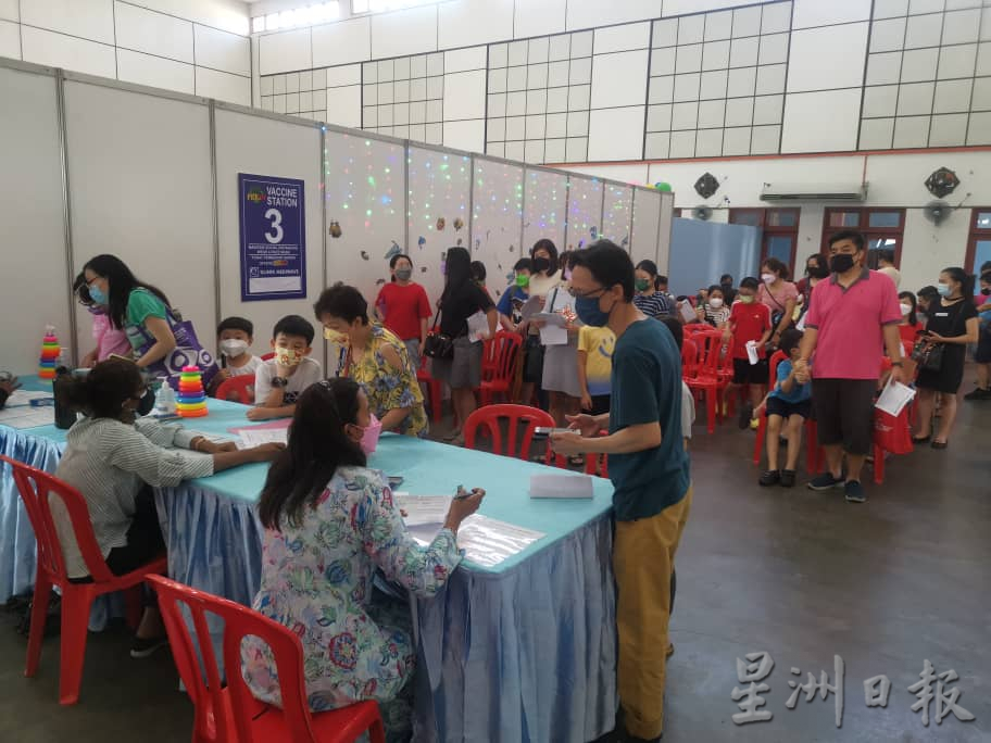 怡最大儿童接种中心人潮汹涌 家长带孩子摸黑排队等打针