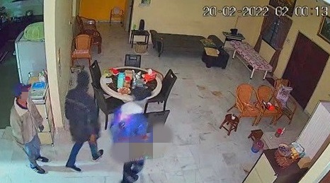 悍匪手持巴冷刀 闯打扪柚子园一屋打抢