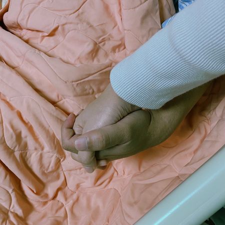 情人节晒纳豆病床照 女友紧握手喊加油