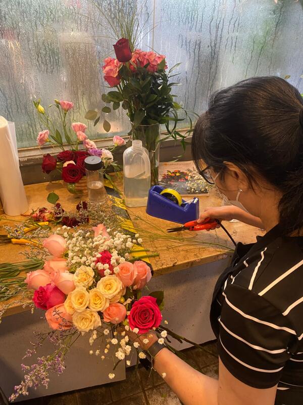 情人节送贵玫瑰 12朵卖470元